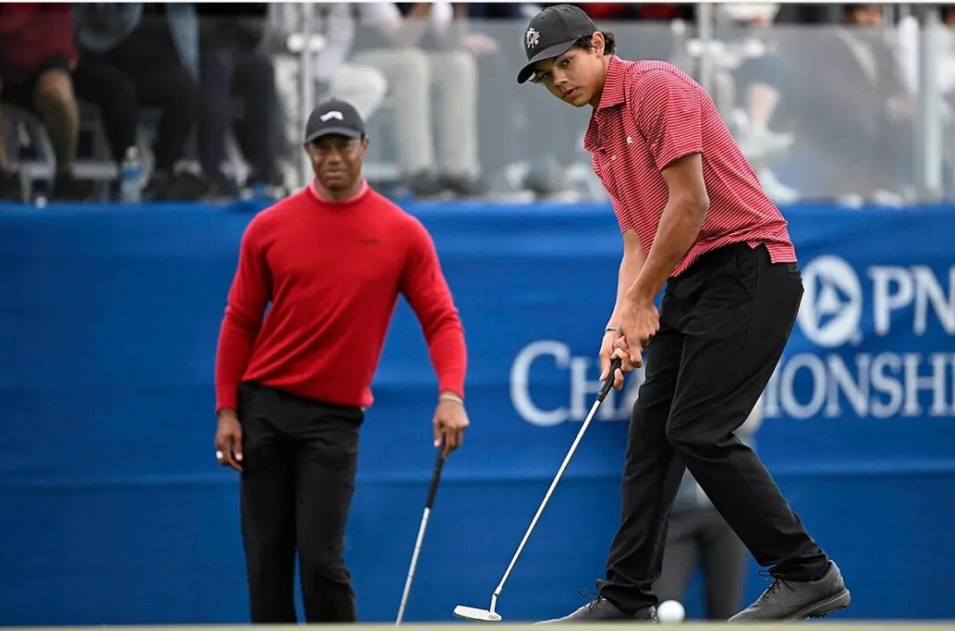 Charlie-Woods-med-pappa-Tiger-Woods-i-bakgrunnen.jpg