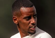 warnt davor, dass dies das erste Anzeichen dafür war, dass Alexander Isak und Viktor Gyökeres für das Transferchaos in diesem Sommer “den Stachel bekommen