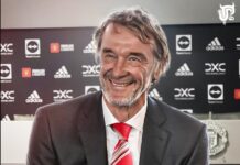 Manchester Uniteds riesiges Stadion, das in die WM-Bewerbung aufgenommen