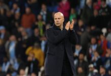 Als Reaktion auf Liverpools Chance, die Premier League zu gewinnen