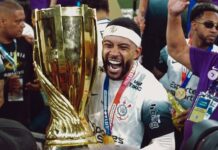 Der ehemalige United-Flop Depay hebt den Pokalpokal in die Höhe und verlangt, dass der Vereinsvorstand sofort entlassen wird!