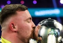 Der frisch gekrönte Weltmeister Luke Littler unterschreibt den Allzeit-Sponsoringvertrag