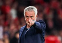 Jose Mourinho entscheidet sich für den exzellenten norwegischen Mittelfeldspieler Ole Gunnar Solskjaer, den er letzten Sommer