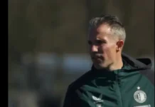 Robin van Persie nach dem zweiten Platz treten!