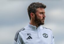 Manchester United präsentiert das riesige Stadion vor 100.000 verrückten Fans