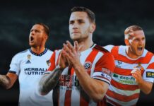 Sheffield-United-Legende Billy Sharp stellt sich mit einem Container voller Fußballmemorabilia